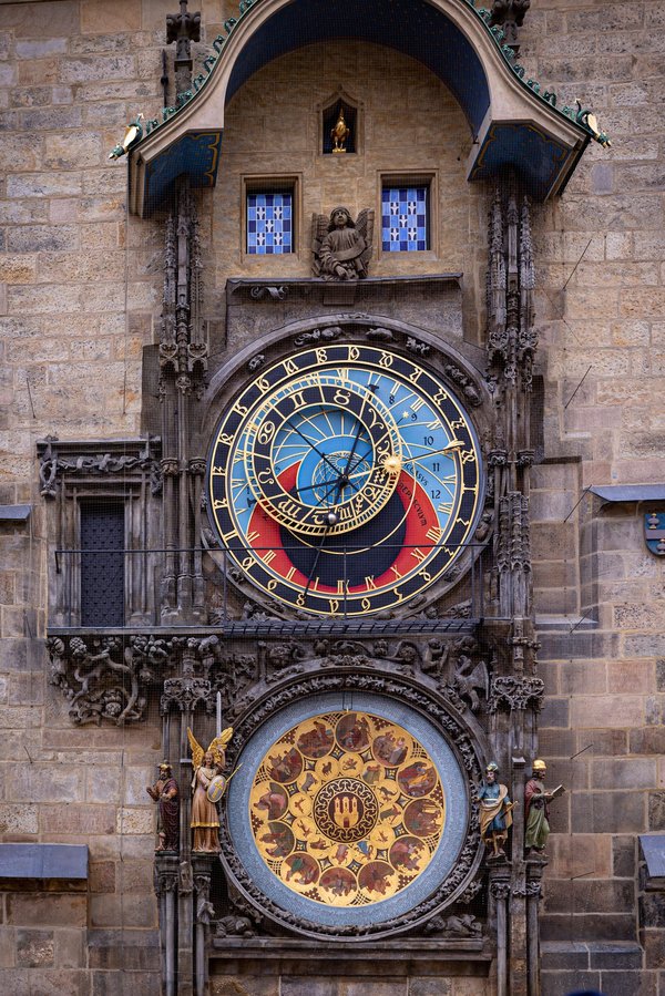 Comment gérer une équipe répartie sur plusieurs fuseaux horaires tout en maintenant la cohésion ?